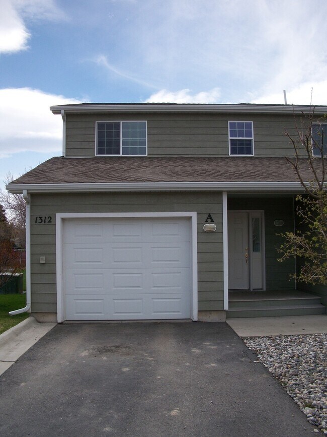 Building Photo - 2 bed, 1.5 Bath Townhouse * Close to MSU