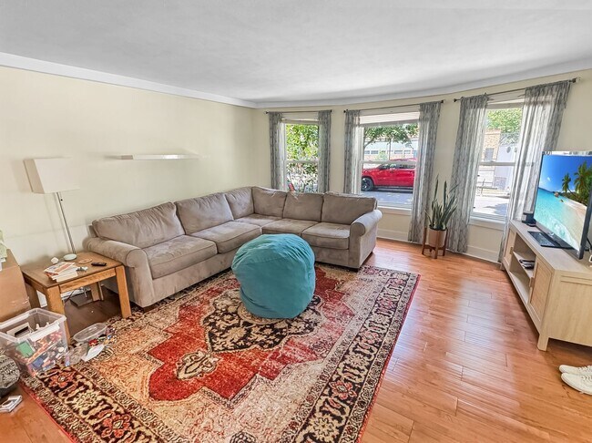 Foto del edificio - 706 Rosewood Ave SE