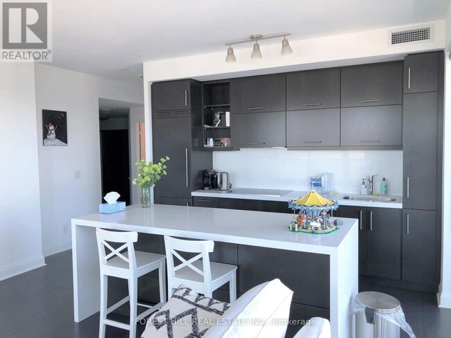 Building Photo - 1080 Bay St.