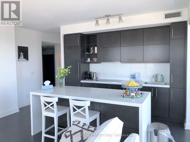 Photo du bâtiment - 1080 Bay St.