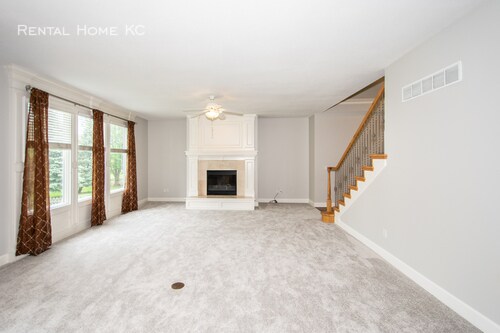 Foto del edificio - Large and Luxurious 2-Story w/Fin Bsmt in ...