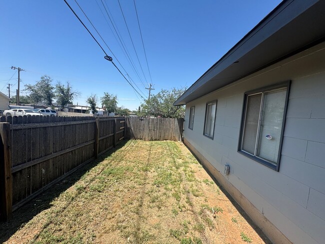 Foto del edificio - 3101 Merrill Ave
