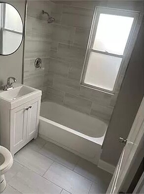 Baño - 5529 W Monroe St