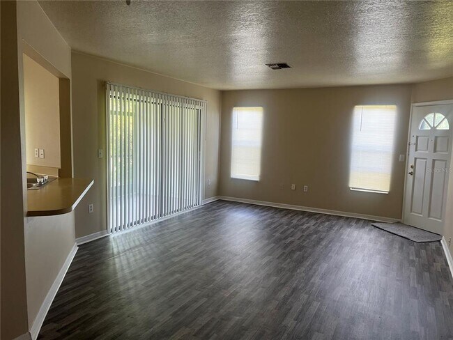 Foto del edificio - 7266 Pond Cir