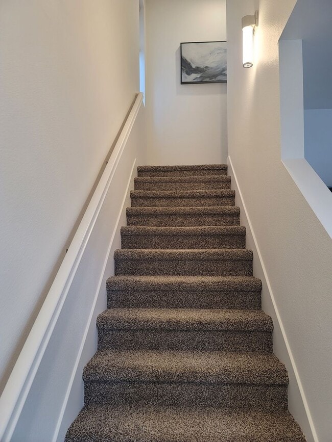 Building Photo - Cozy condo with roof top balcony in Downto...