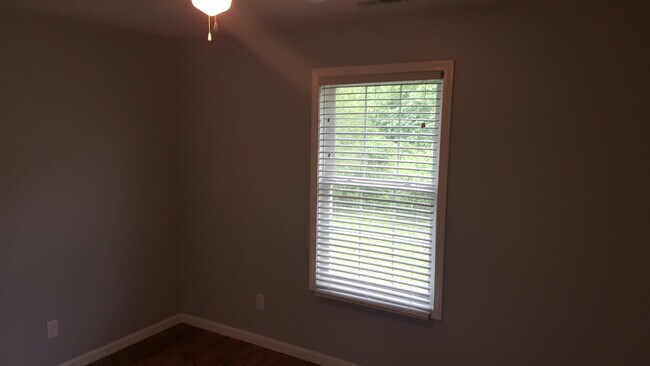 Building Photo - 180 Wildrose Ln