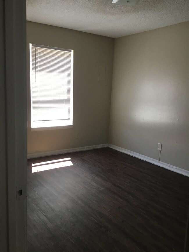 Building Photo - 4421 Windsor Dr