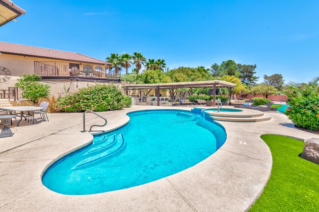Pool & Jacuzzi - 3160 Belcastro St