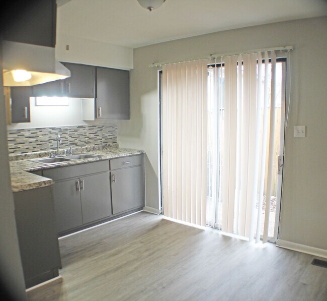 Foto del edificio - 2208-2210 Woodlawn Ave