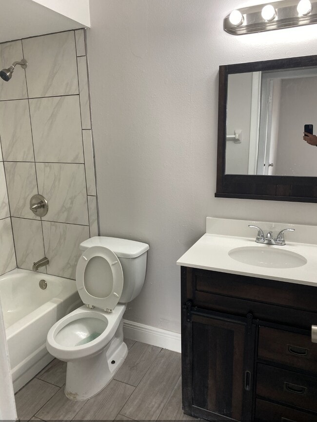 Foto del edificio - 108 Loredo Ln