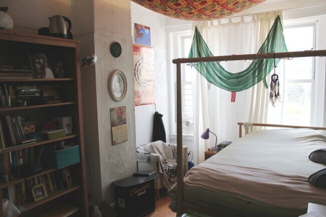 Foto del edificio - Spacious 5-Bedroom, 2-Bath Apartment – Heat & Hot Water Included!