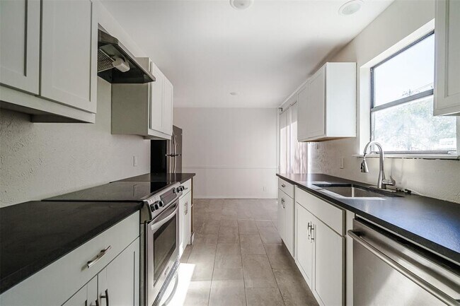 Foto del edificio - 2106 Lamplight Village Cir