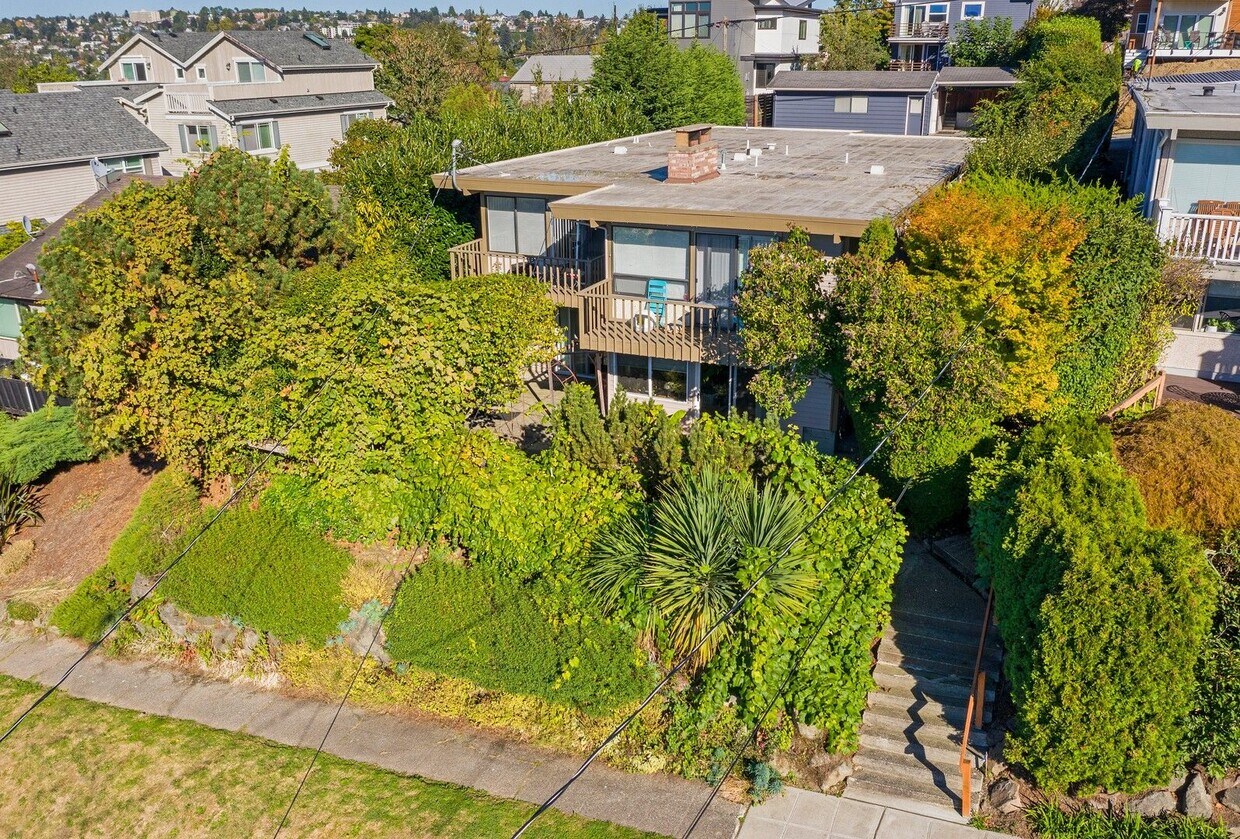 Queen Anne 1-Bedroom Apartment for Rent | Pet Friendly & On-Site Laundry in Quiet 4-Unit Building - Spacious 1BR w/ Off-Street Parking | Quiet 4-Unit Building + Pet Friendly