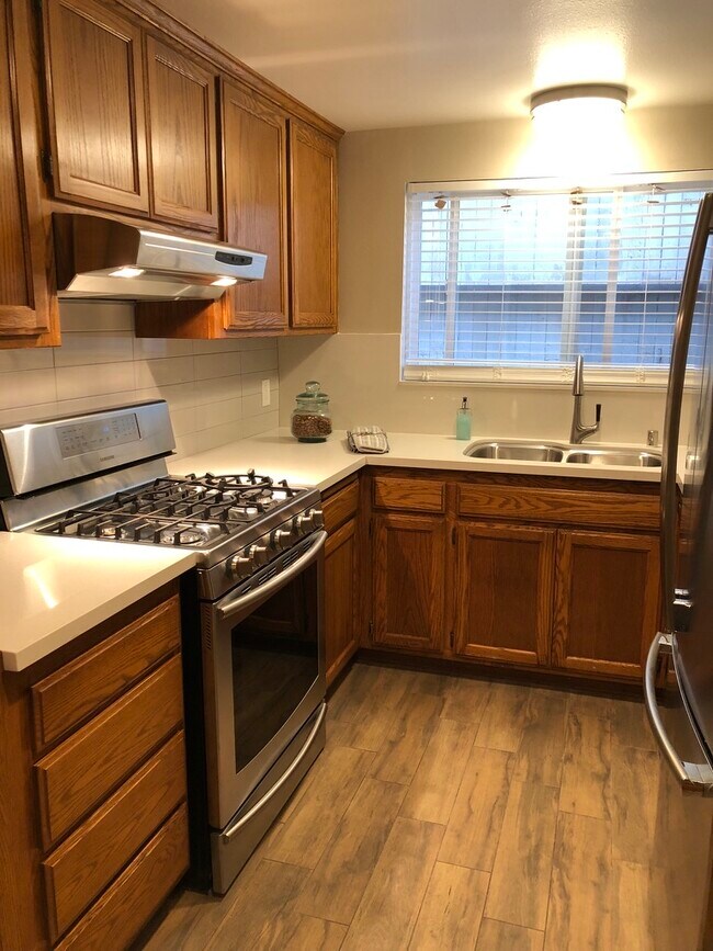 Building Photo - 828 Bayview Dr