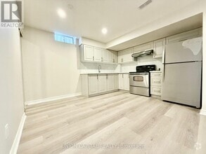 Building Photo - 33 Ferncliffe Crescent
