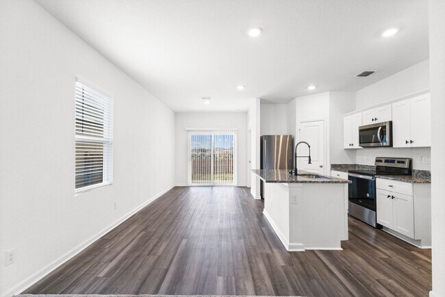 Building Photo - Charming Home Awaits: Spacious & Modern Living in a Prime Location