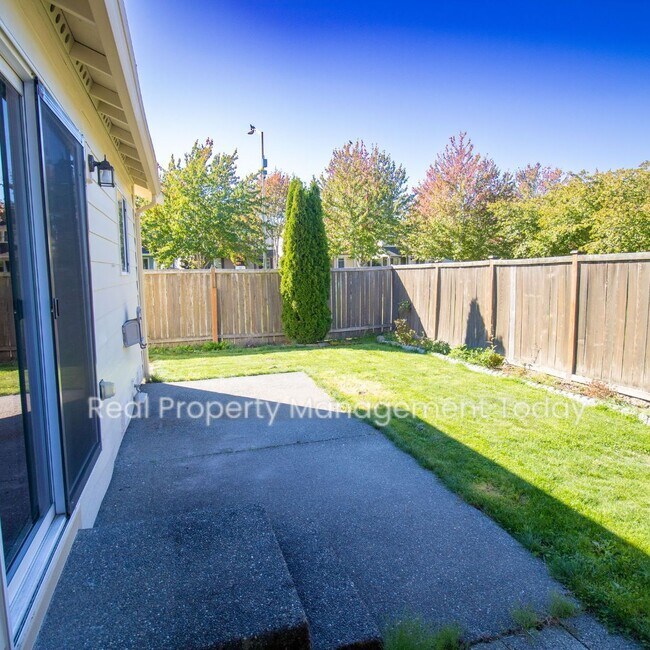 Foto del edificio - 2 bed 1 Bath duplex!