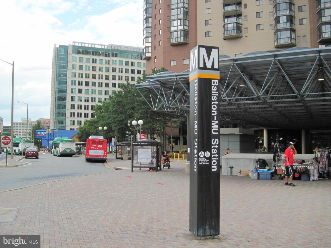 4141 N Henderson Rd Unit 712, Arlington, VA 22203 Condo for Rent in