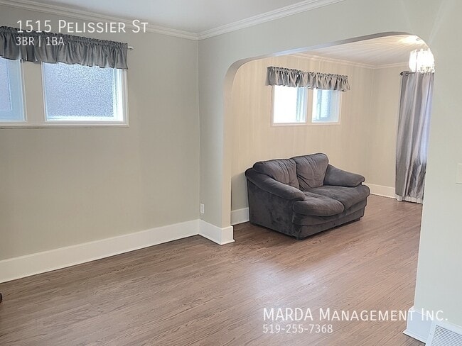 Building Photo - CHARMING 3 BED/1 BATH HOUSE DOWNTOWN WINDSOR + HYDRO, WATER & GAS!