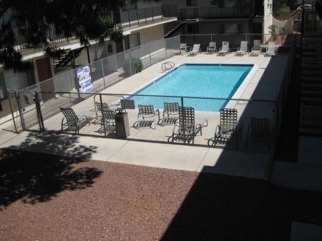 Piscina - Decatur Pines Apartments