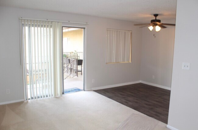 Puerta corrediza que da al patio desde la sala de estar. - 2502 Manhattan Beach Blvd