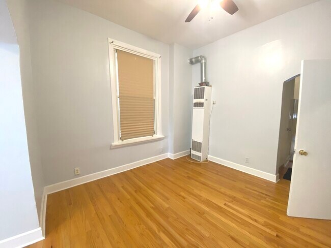 Foto del edificio - 2240 W Homer St