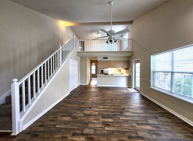 Foto del edificio - 2 bedroom townhome with loft, privacy fenced back yard available for rent June 5, 2026 for $1475