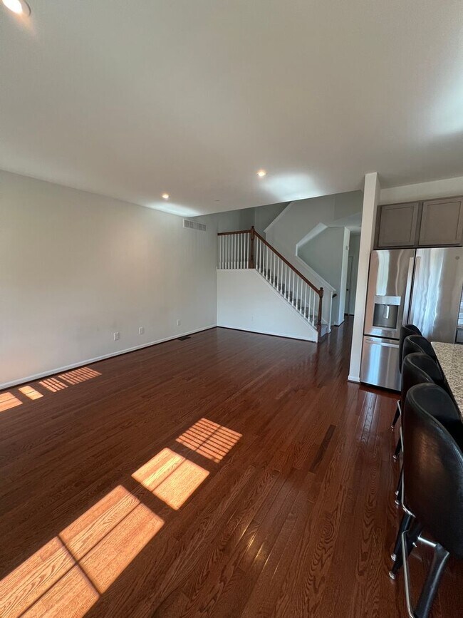 Foto del edificio - THREE BEDROOM TOWNHOME- PARKLAND SCHOOLS