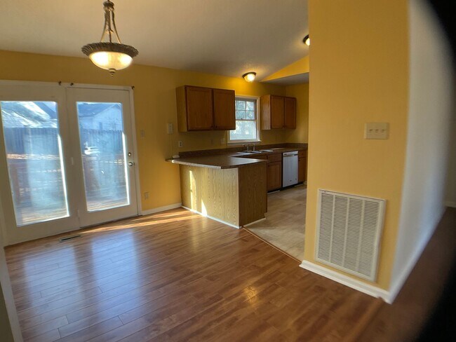 Building Photo - One Level Living in Convenient Neighborhood!