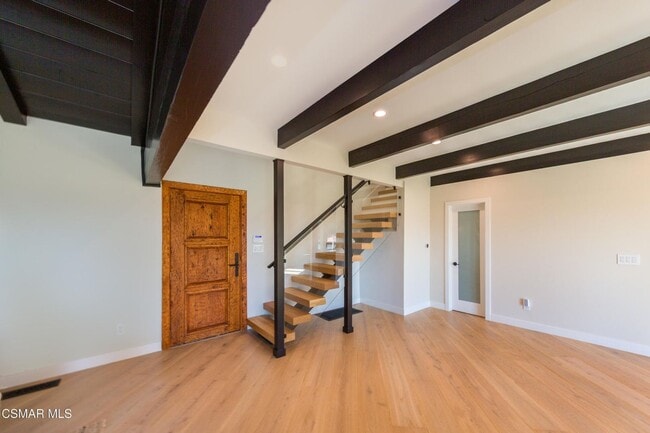 Foto del edificio - Must see this luxurious short-term, furnis...