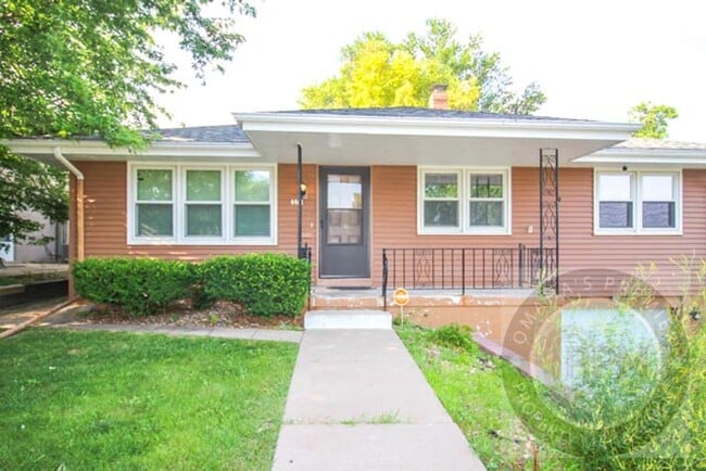 Building Photo - Beautiful and Spacious 3 Bedroom / 2 Bath ...