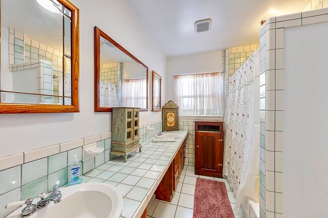 Building Photo - 301 N Janss St