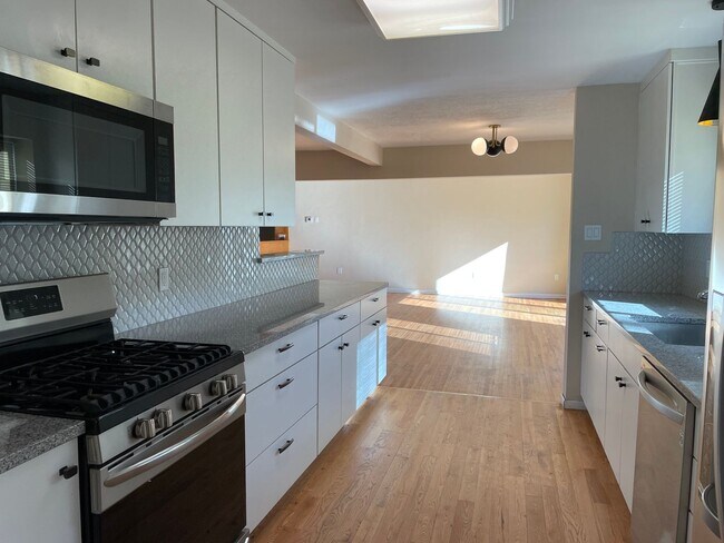 Building Photo - 3 Bedroom 3 Bath Home in the NE