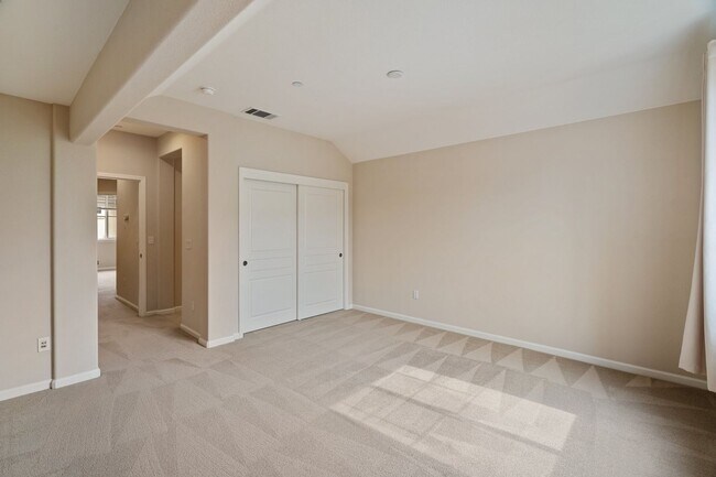 Foto del edificio - PRIVATE HOME OFFERS TWO PRIMARY SUITES!