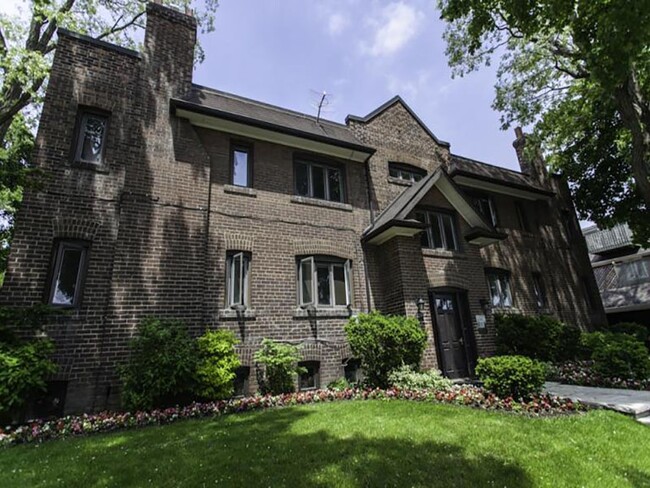 Building Photo - 372 Davenport Rd