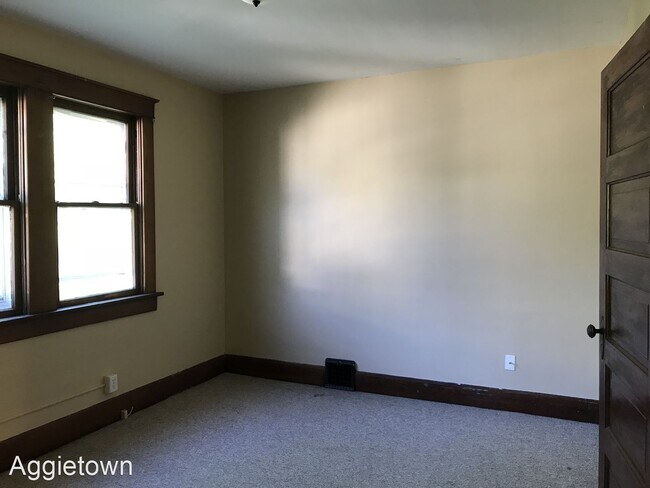 Building Photo - 4 br, 2 bath House - 613 N. Ninth