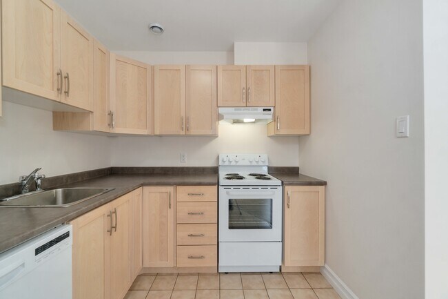 Photo du bâtiment - TWO BEDROOM APARTMENT AVAILABLE IN THE HEA...