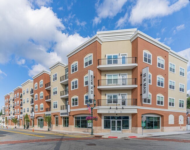 Foto del edificio - 10 N. Main