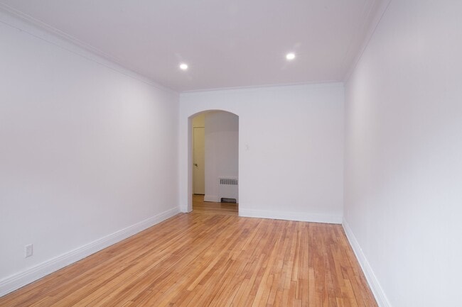 Building Photo - 4585 Av. Dupuis