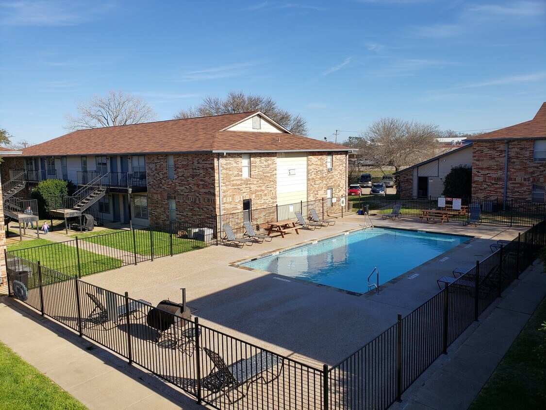 Building Photo - 100 Bluebonnet St