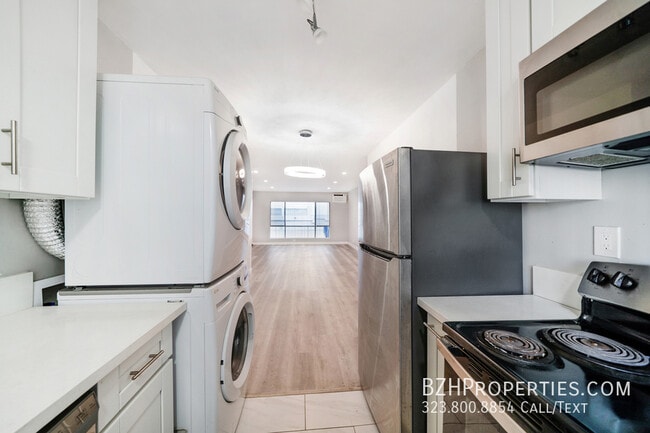 Building Photo - 326 Serrano Ave