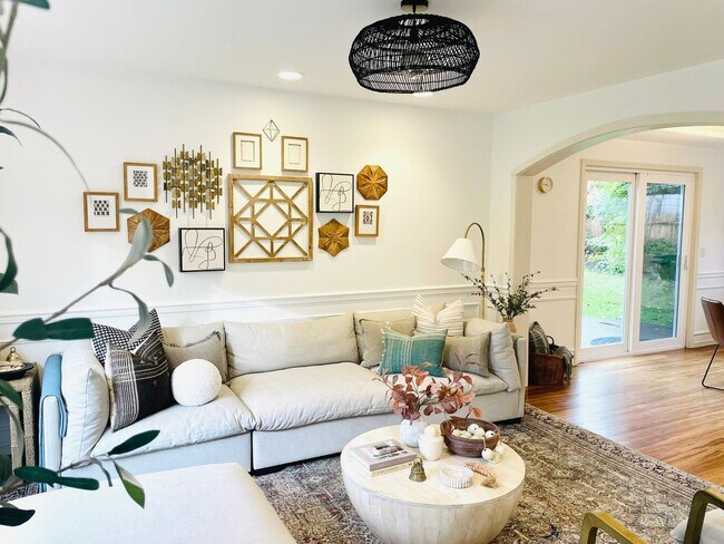 Building Photo - Remodeled 4-Bedroom Single Family Home in ...