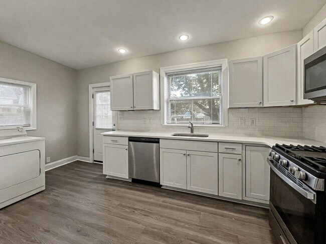 Foto del edificio - 4 Bedroom and 2 Bath House with In-Unit Laundry, Dishwasher, and Off-Street Parking