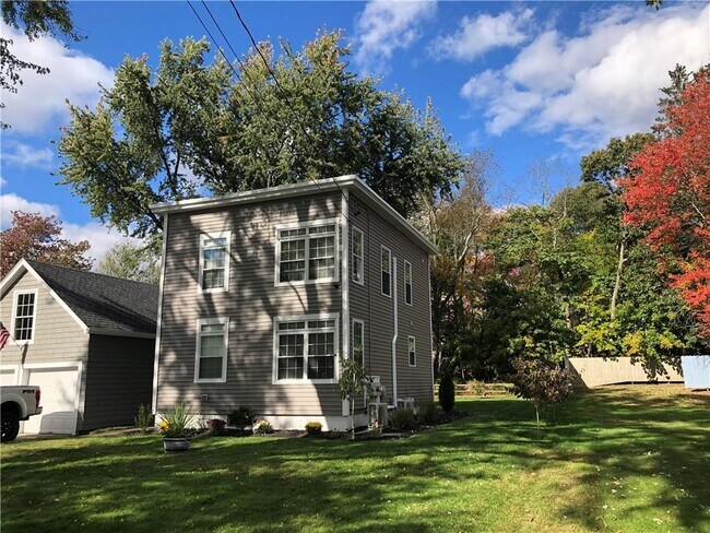 Foto del edificio - 76 Pine Swamp Rd