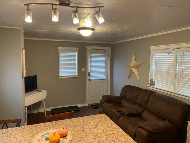 Building Photo - 744 E Oregon St