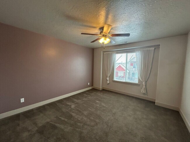 Foto del edificio - 3 Bedroom 2.5 Bathroom Townhome in Santaquin!