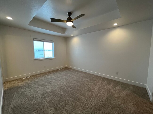 Building Photo - 3 Bed, 2 Bath Town Home w/ 2 Car Garage - ...