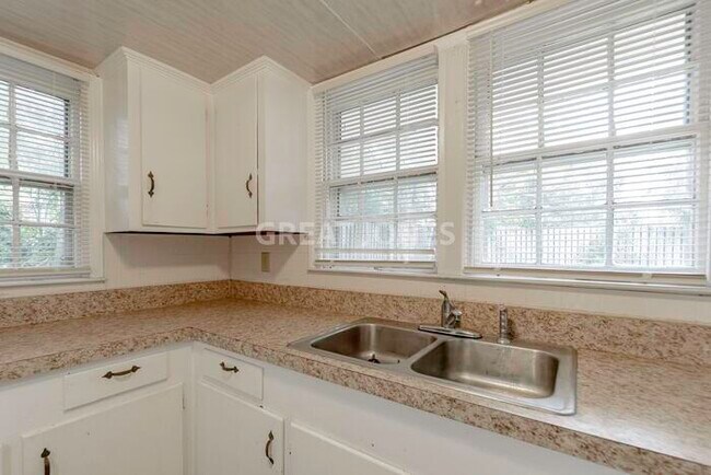 Building Photo - 1512 Sunnyside Dr