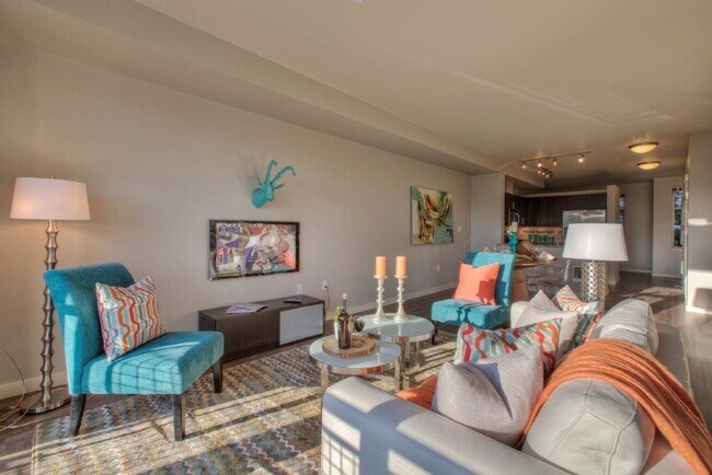 Foto del edificio - Roomy Townhouse in Downtown Burien, Excellent Walkable location!