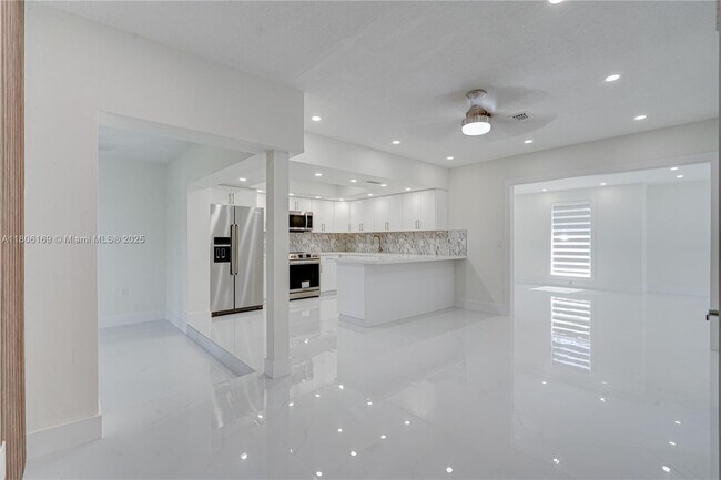Building Photo - 10722 SW 77th Ave